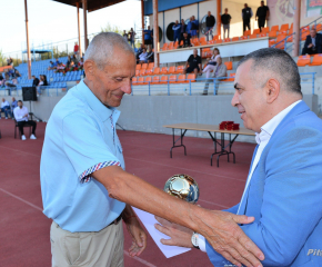 Кметът Стефан Радев поздравява треньора Людмил Горанов с 80-годишния му юбилей   